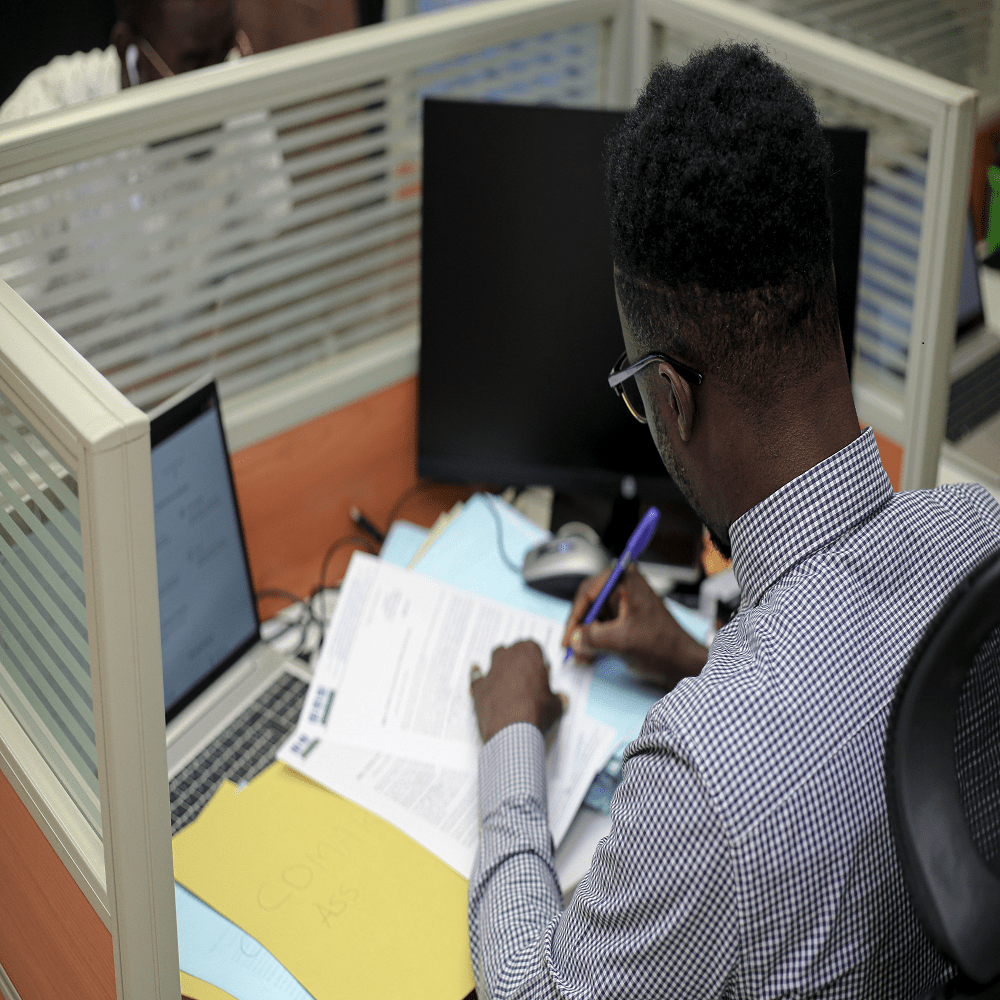 Un employe DKBS qui travaille