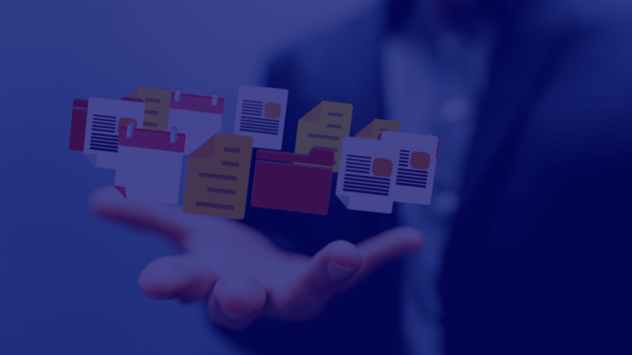 personne qui tient des fichiers