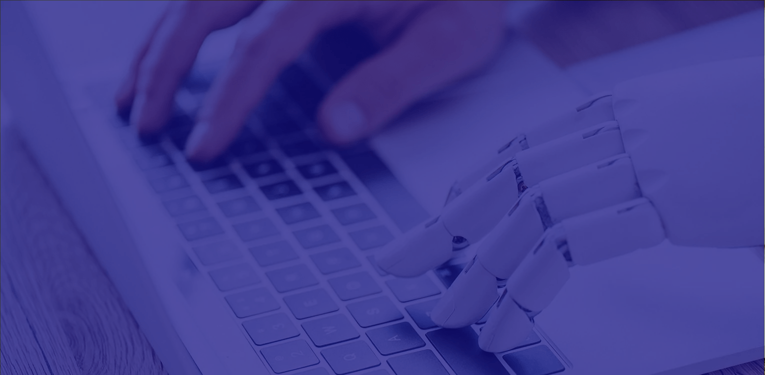 une main robot RPA et humaine sur un clavier d ordinateur