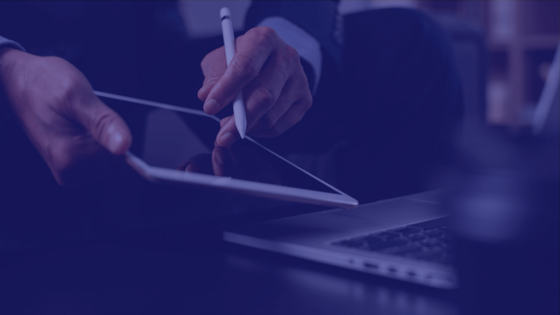 personne qui tient un stylet et une tablette